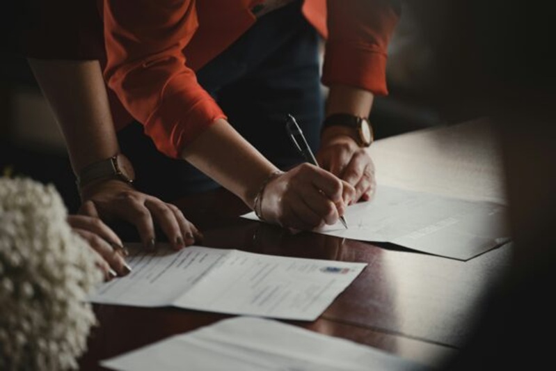 Co-Signer vs. Guarantor: Understanding the Differences